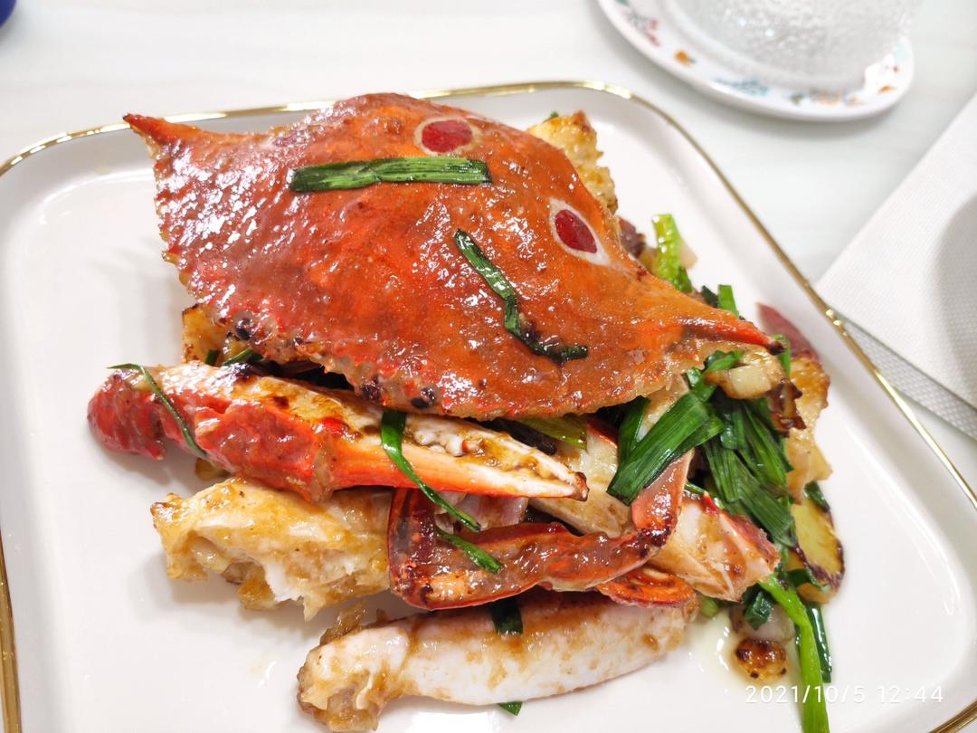 厨师长教你：“姜葱煎蟹”的家常做法，蟹香汁浓，鲜味十足