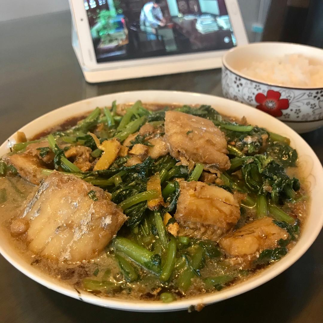 茼蒿炖带鱼