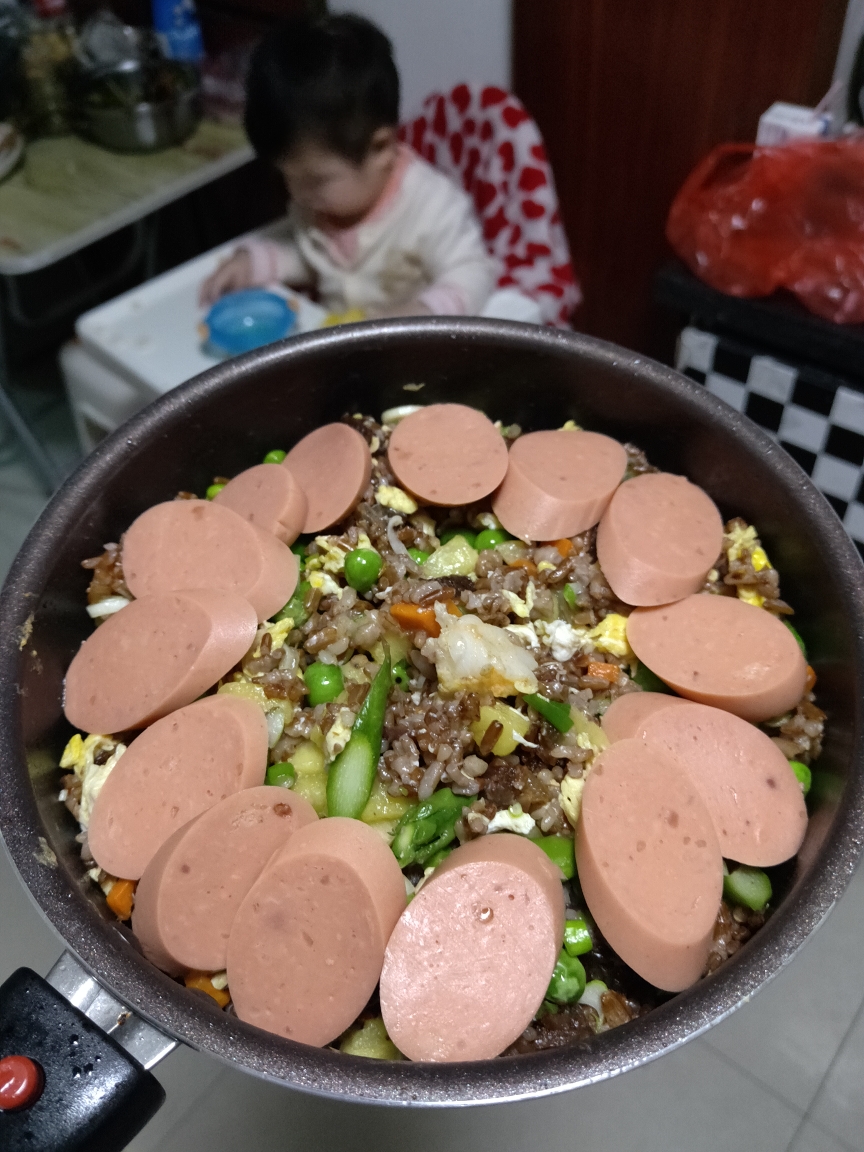 腊肠胡萝卜虾丁豌豆芦笋菠萝蛋炒杂粮饭的做法 步骤4