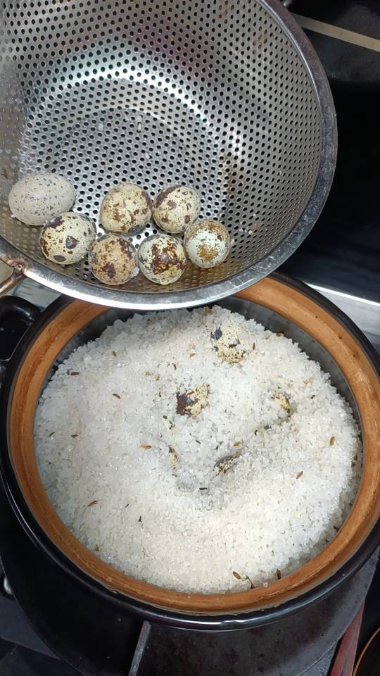 盐焗鹌鹑蛋（简单入味）