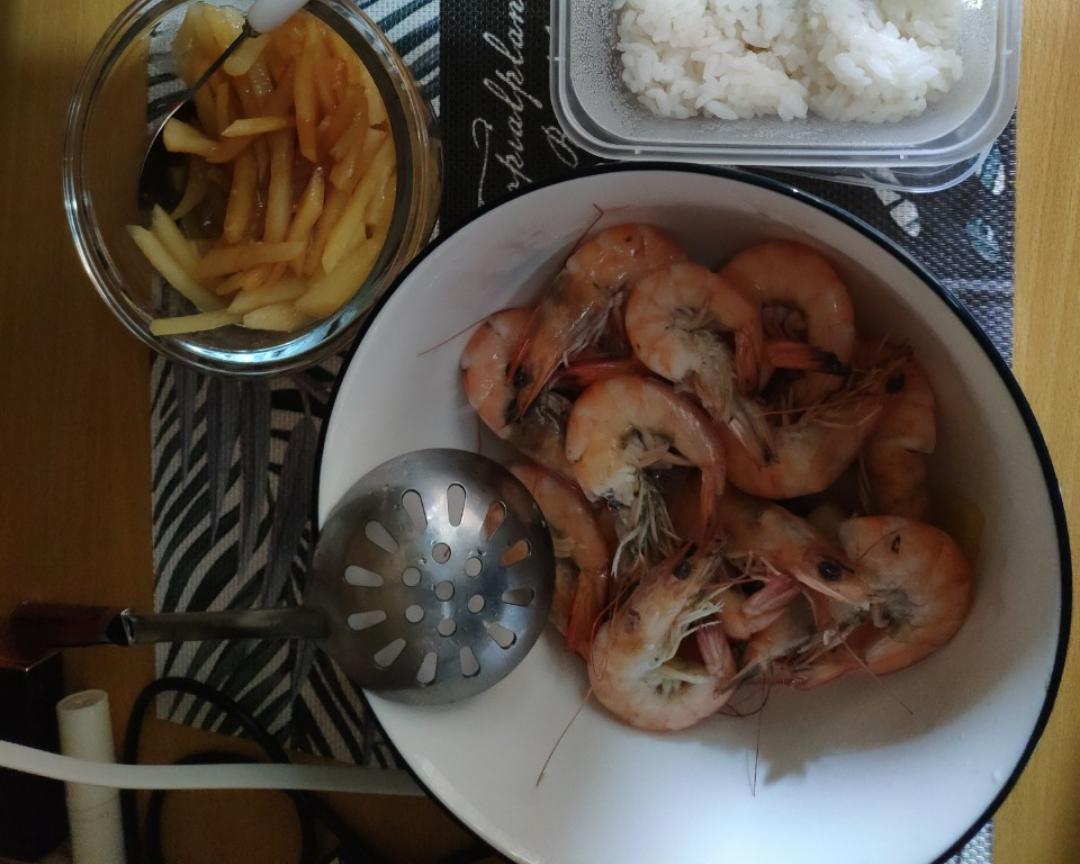 电煮锅宿舍简单一人食之白灼虾的做法