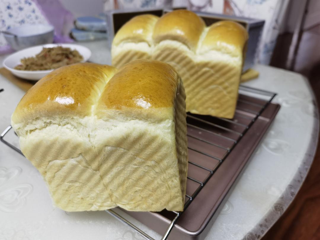 浓香淡奶油吐司强烈推荐！爱长个儿的软胖子，看它在烤箱里疯长心理极度舒适