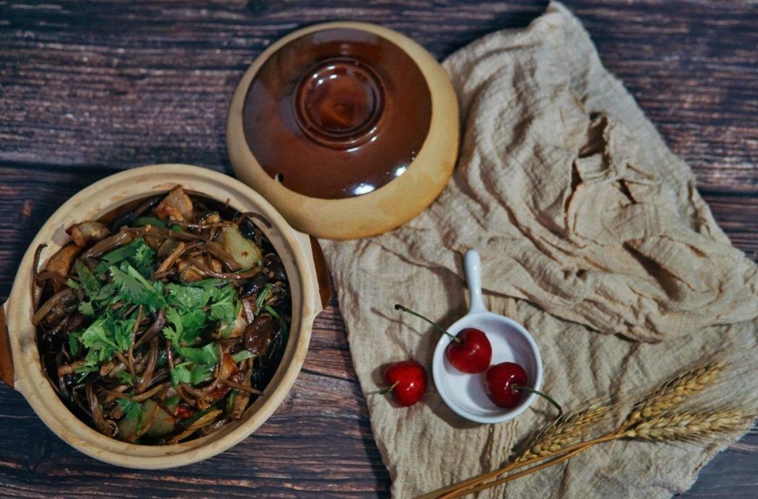 五花肉干锅茶树菇