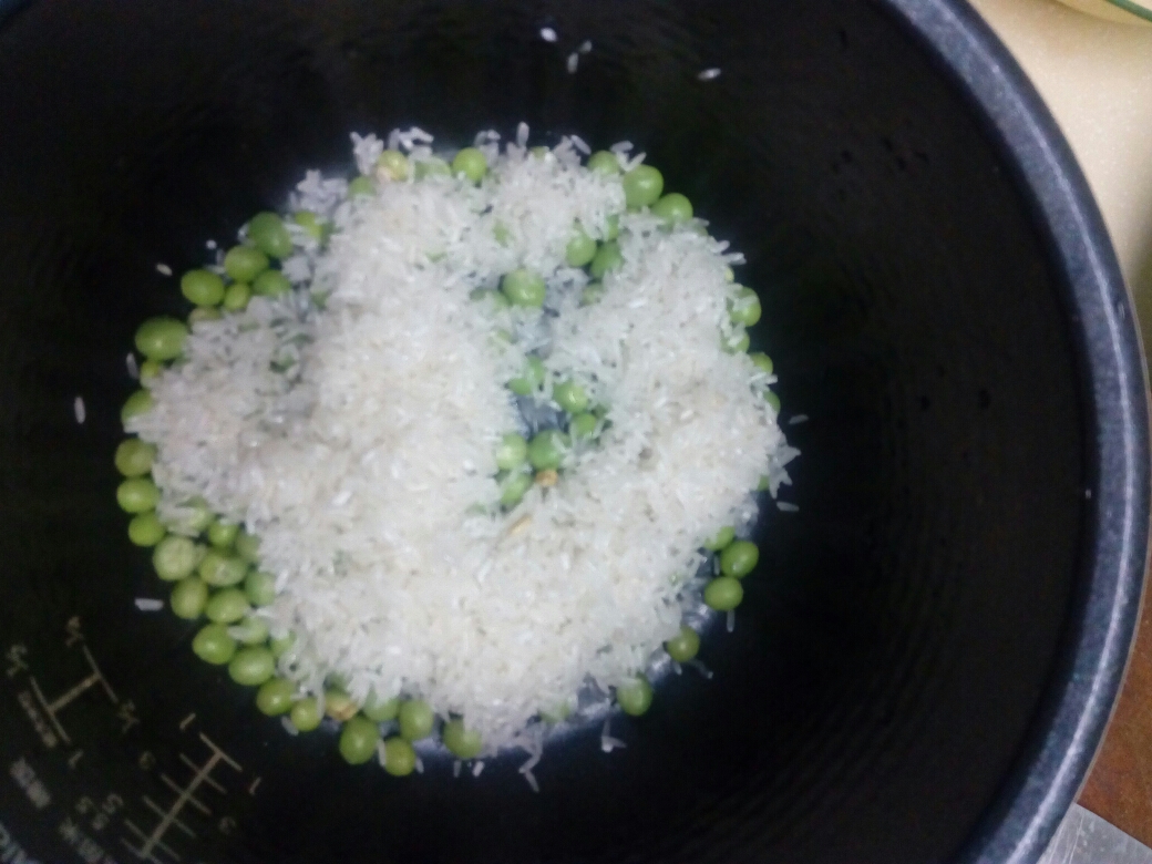 五彩碗豆饭的做法 步骤2