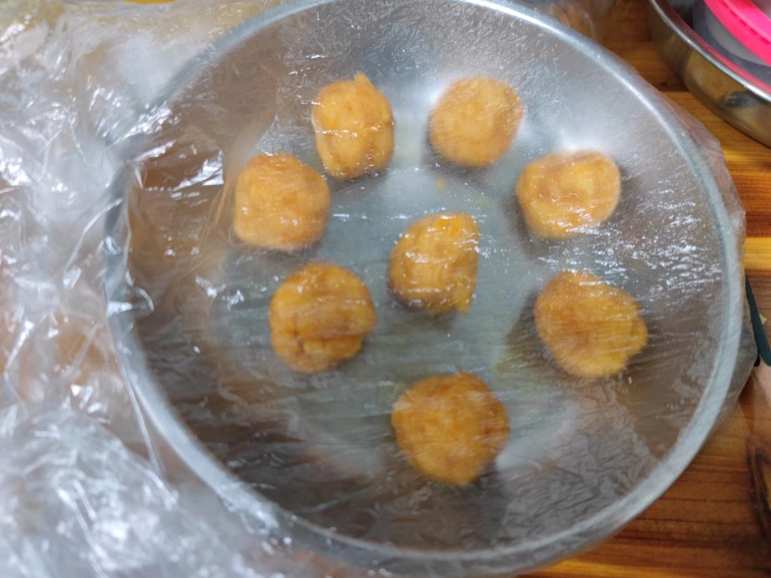 咸蛋黄肉松馅