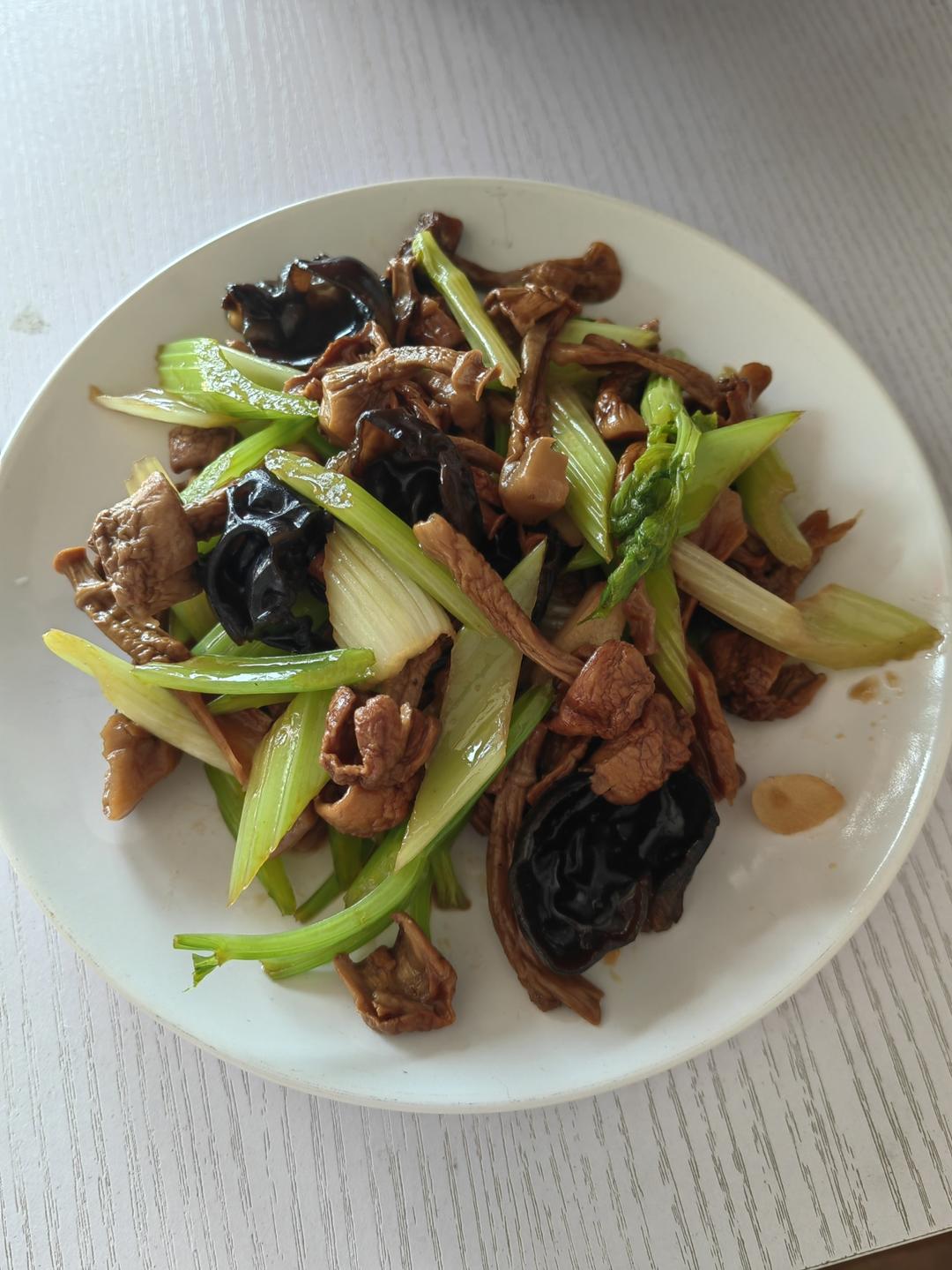 芹菜木耳拌姬松茸