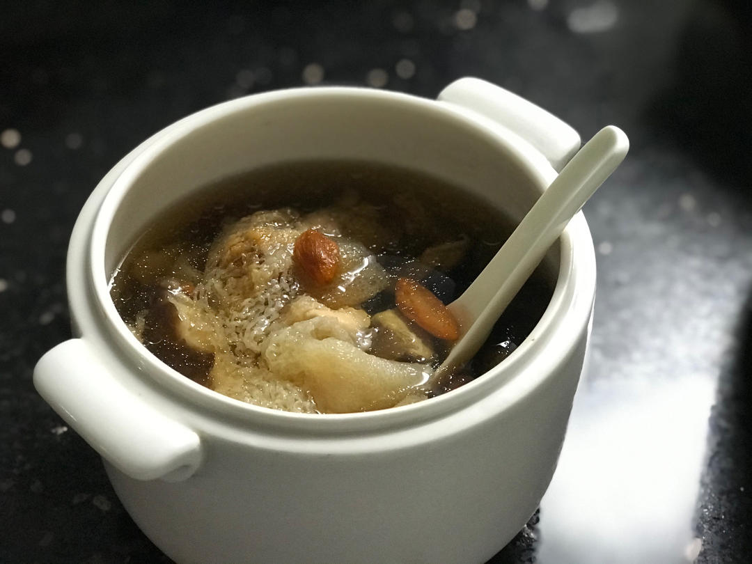 鲜竹笙顿鸡汤