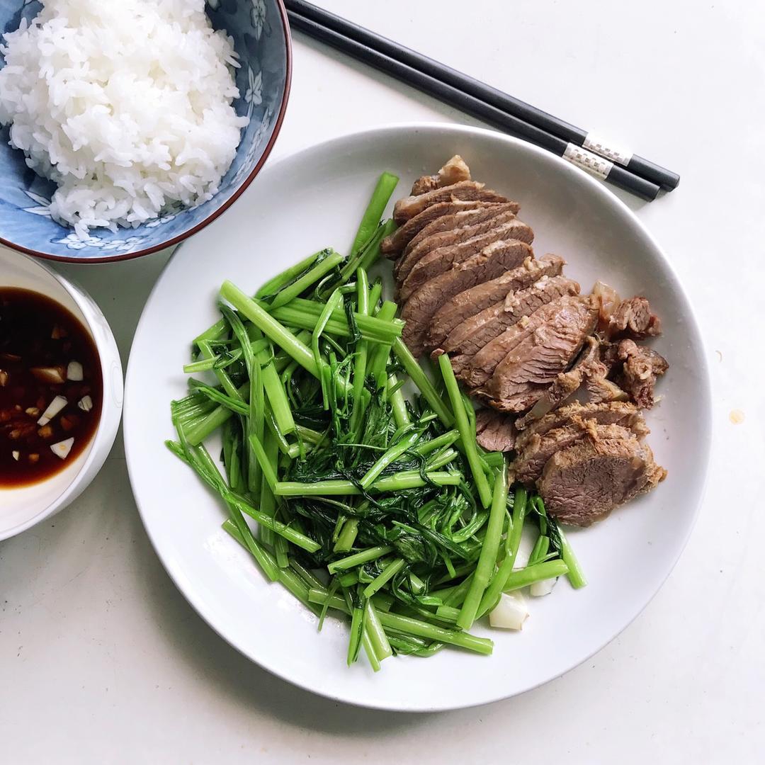 用有态度的【五香卤牛肉】，下有故事的酒