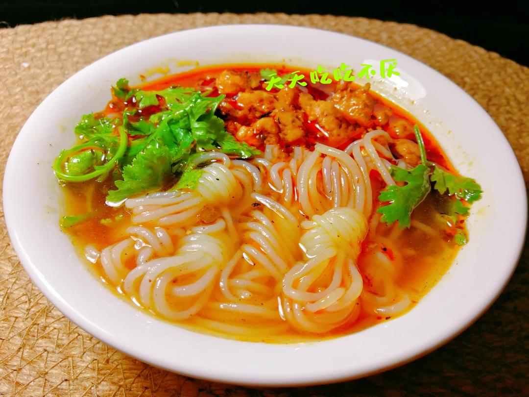 夏热里的一碗辣肉魔芋面（鸡胸肉版）的做法