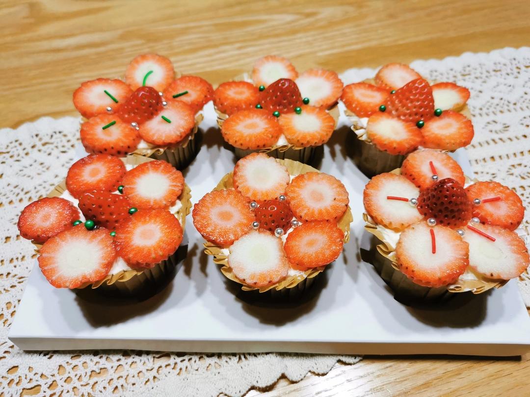 送你一朵小红花杯子蛋糕