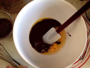 苦巧克力加可可豆碎粒戚风蛋糕【Bitterchocolate&Cacaonib Chiffon Cake】的做法 步骤3