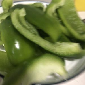 青椒炒火腿肠｜简单又好吃😋的做法 步骤1