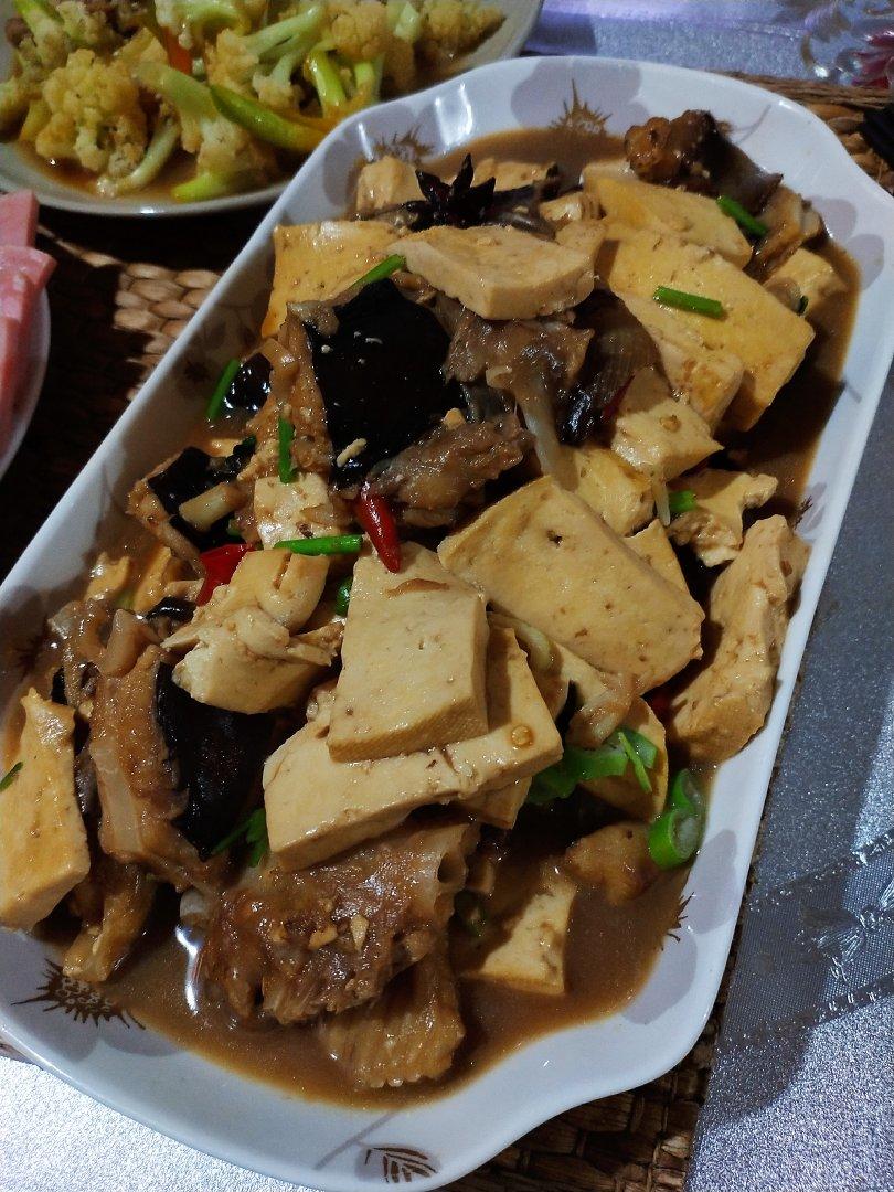〈老板鱼炖豆腐〉，都喜欢的味道。欣小厨 😉
