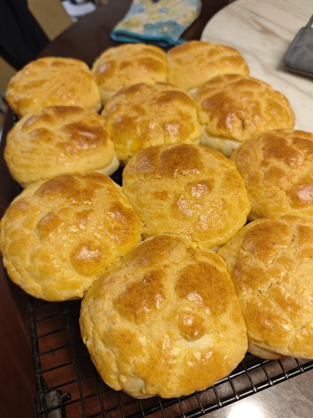 做100款面包の12：在家开茶餐厅!港式菠萝包 –不划格子自然裂开的香酥脆皮！菠萝油/酥皮包