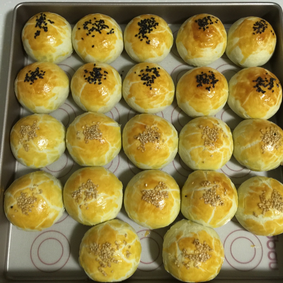 蛋黄酥 Danhuangsu