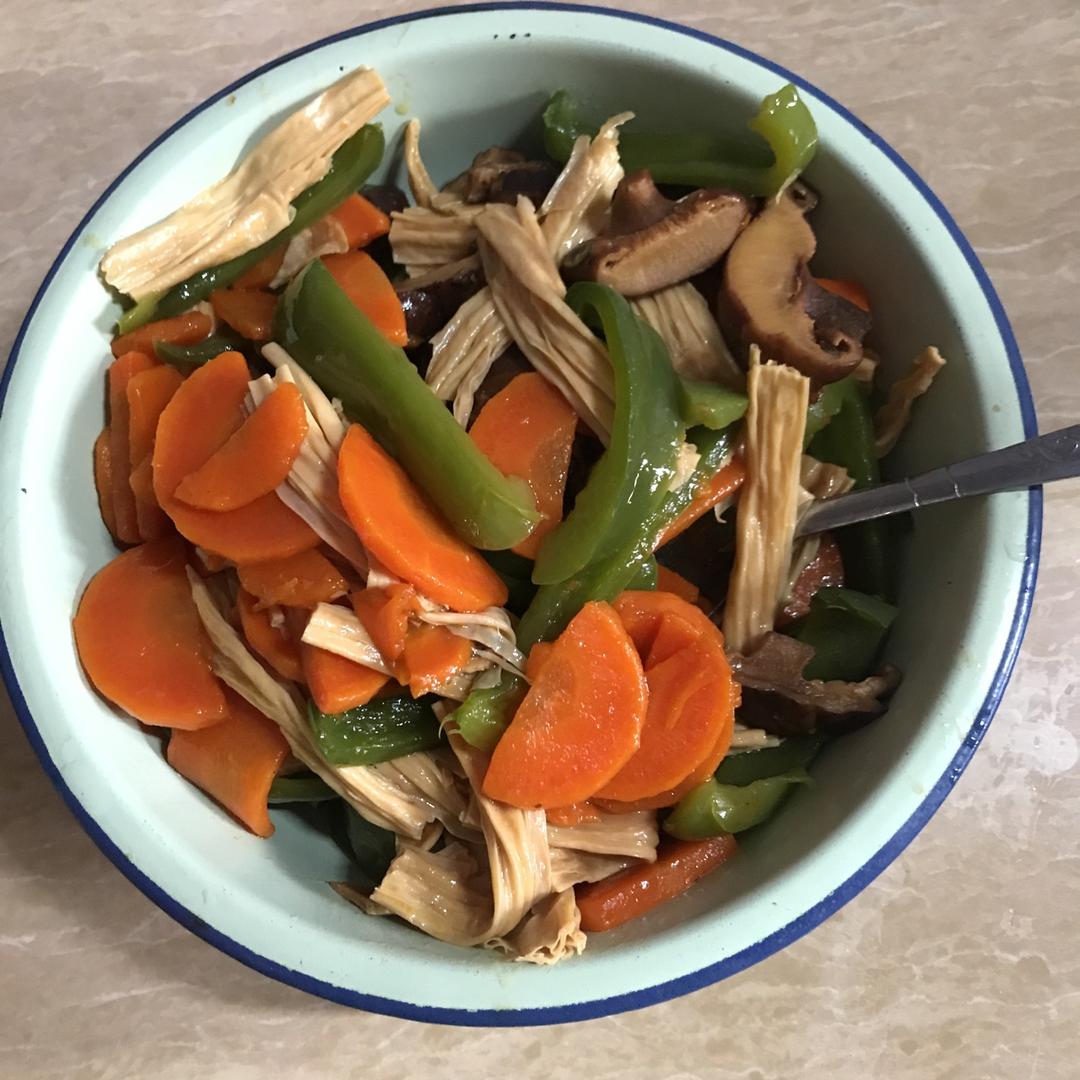 素食·蚝油焖香菇胡萝卜加上青椒腐竹