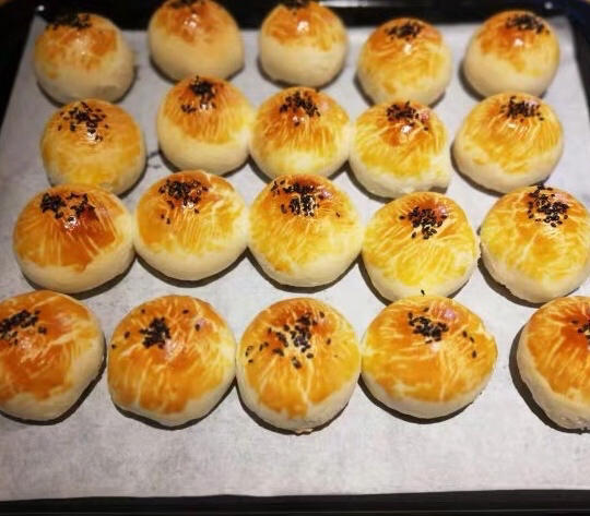 酥到掉渣的美味蛋黄酥