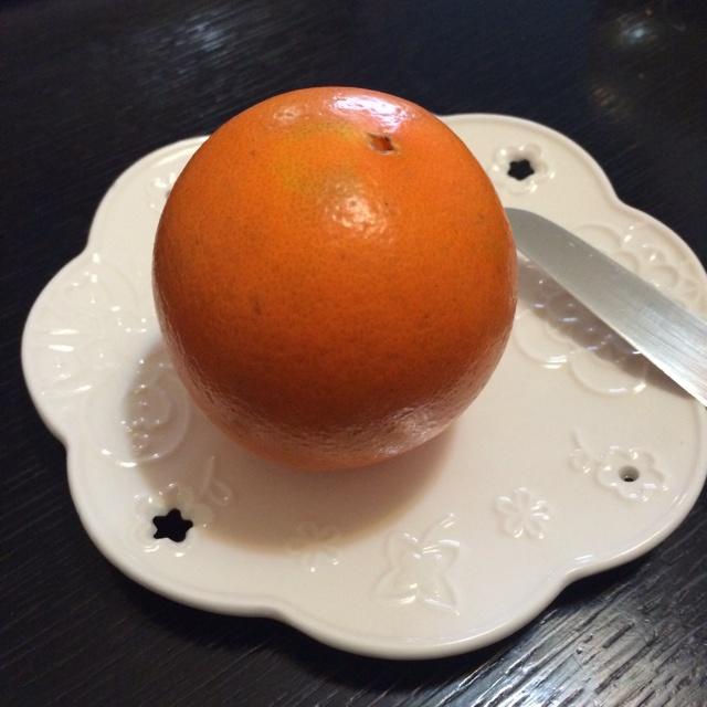 谁都可以学会的快速手剥橙子的做法 步骤1