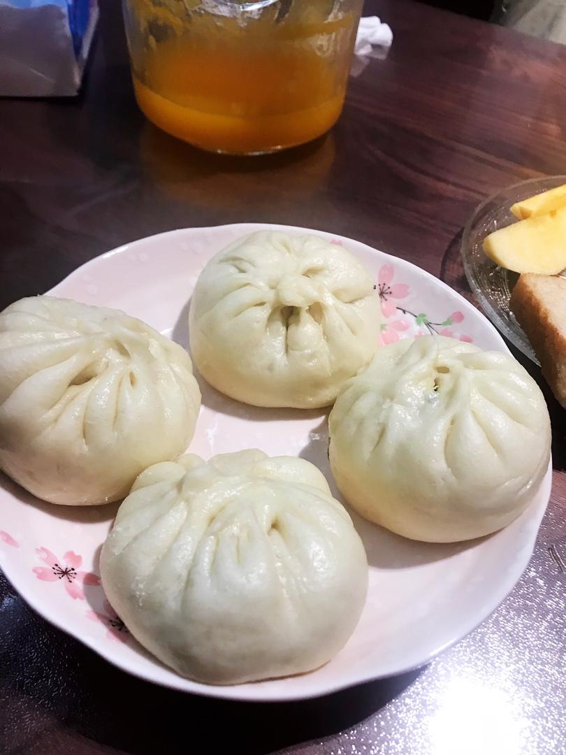 松软的素馅包子