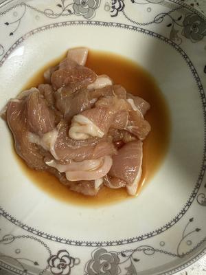 豆腐皮炒肉📝记住豆腐皮一定要湿炒，美味兼顾营养wow的做法 步骤1