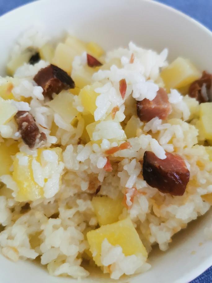超级简单好吃的腊肉饭（电饭锅版）