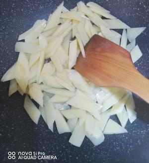 青红椒烧土豆片的做法 步骤3