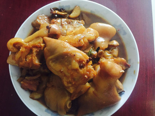 美味的家常菜：红烧猪蹄