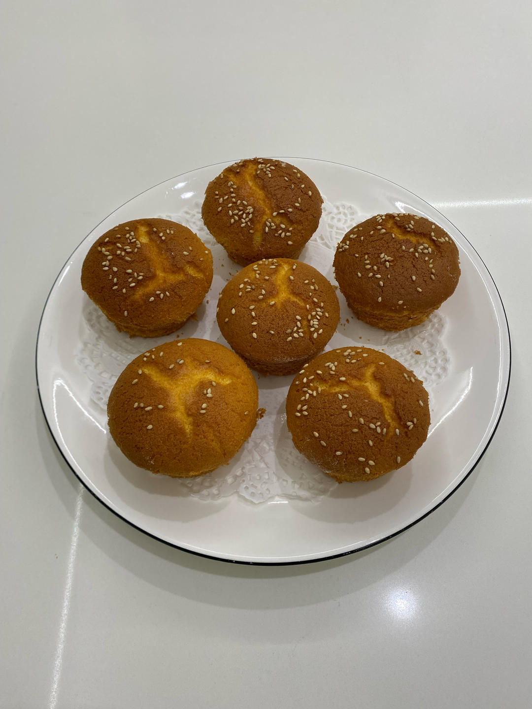 妈妈吃了一口蜂蜜老蛋糕，就让我去摆摊了...