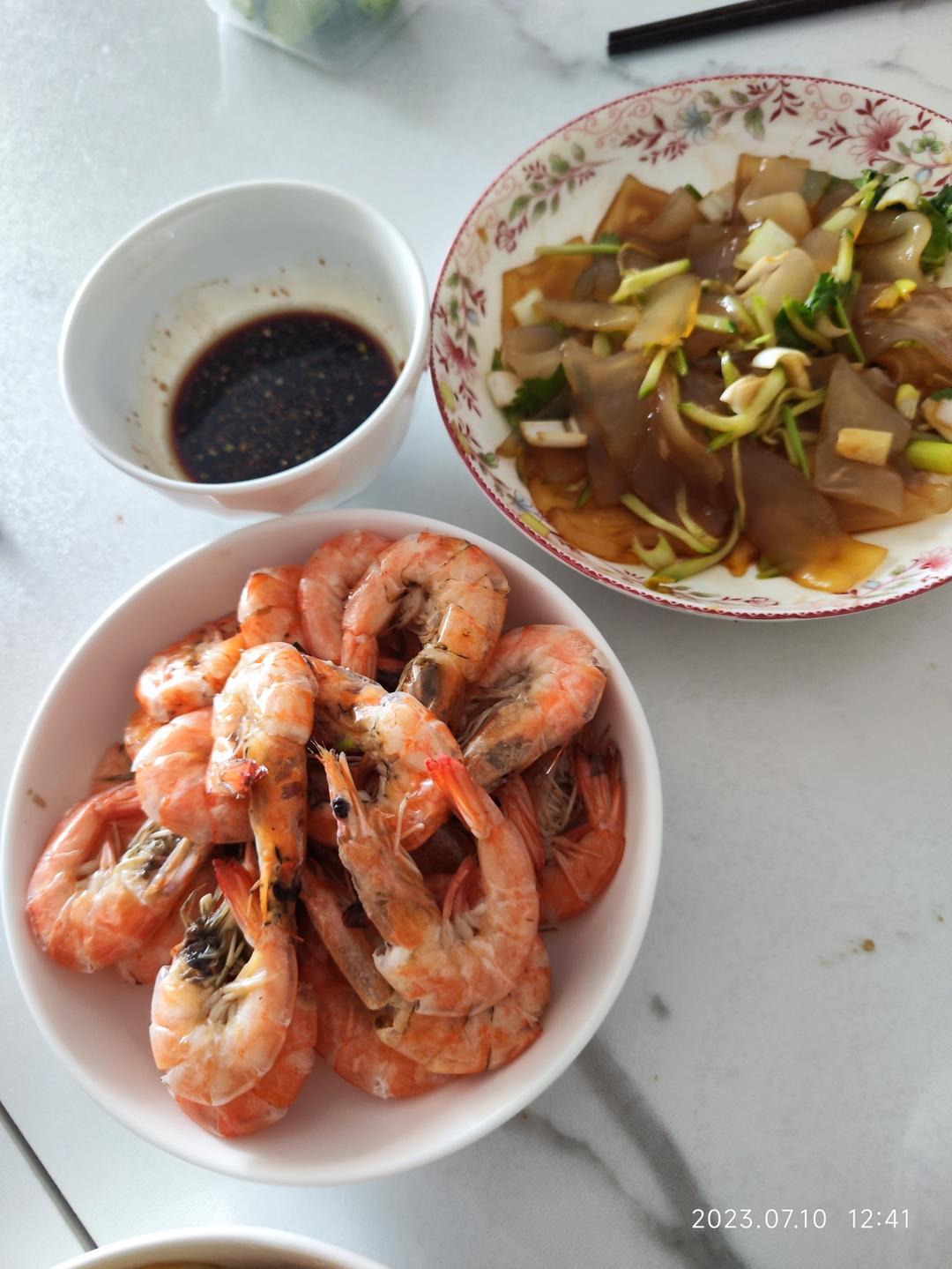 白灼虾~肉质鲜嫩Q弹，酱汁鲜美，烹制简单