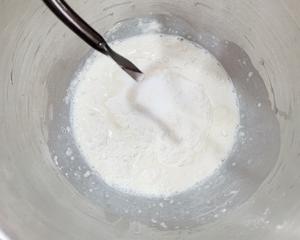 像面包般柔软的奶香馒头（最简单的揉面做法)的做法 步骤1