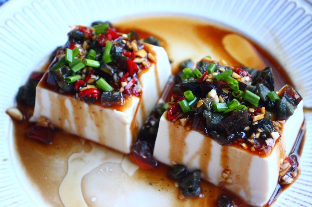 5分钟就能做出的【皮蛋豆腐】，厨房小白必备