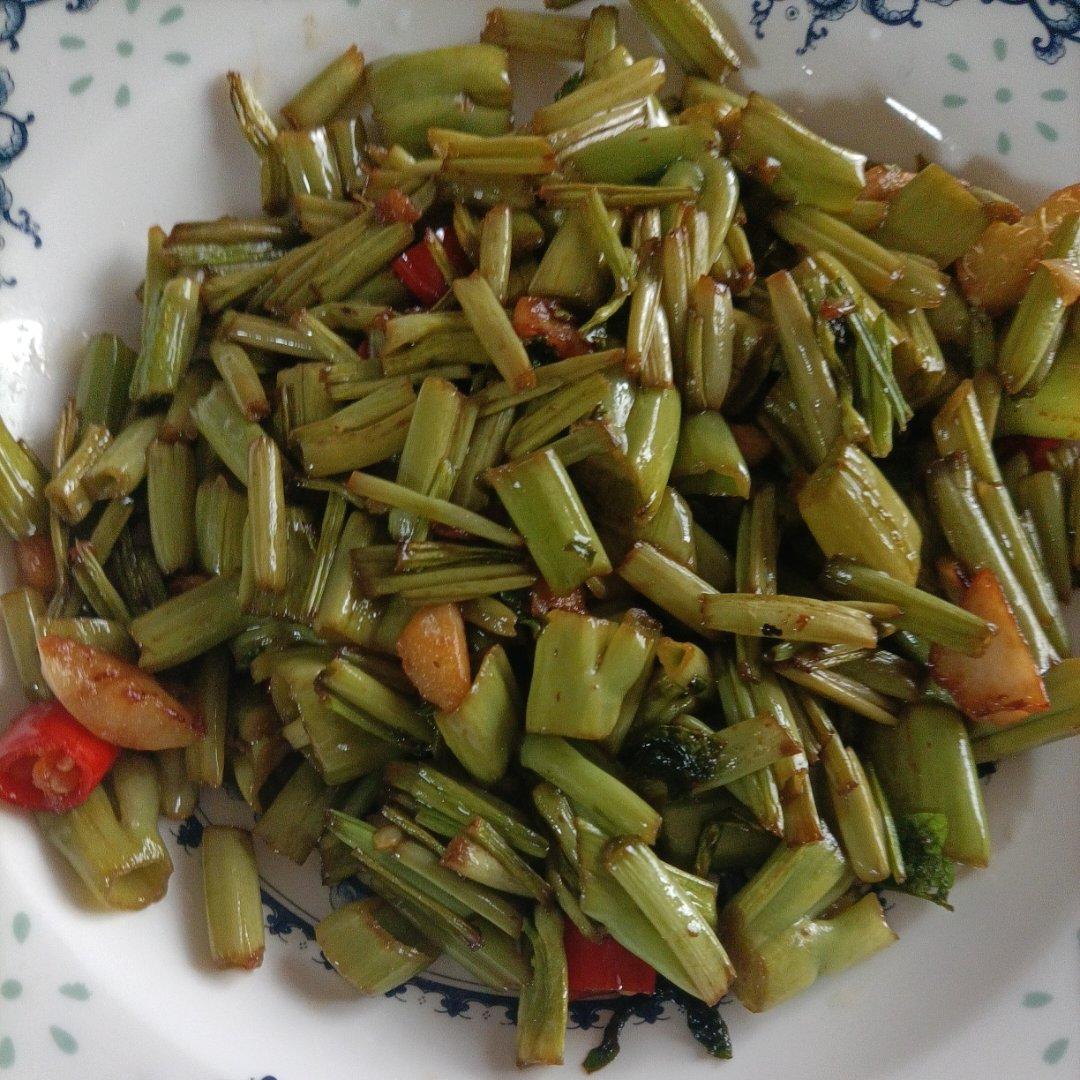 夏天连吃三大碗饭的秘密武器：酸辣空心菜梗