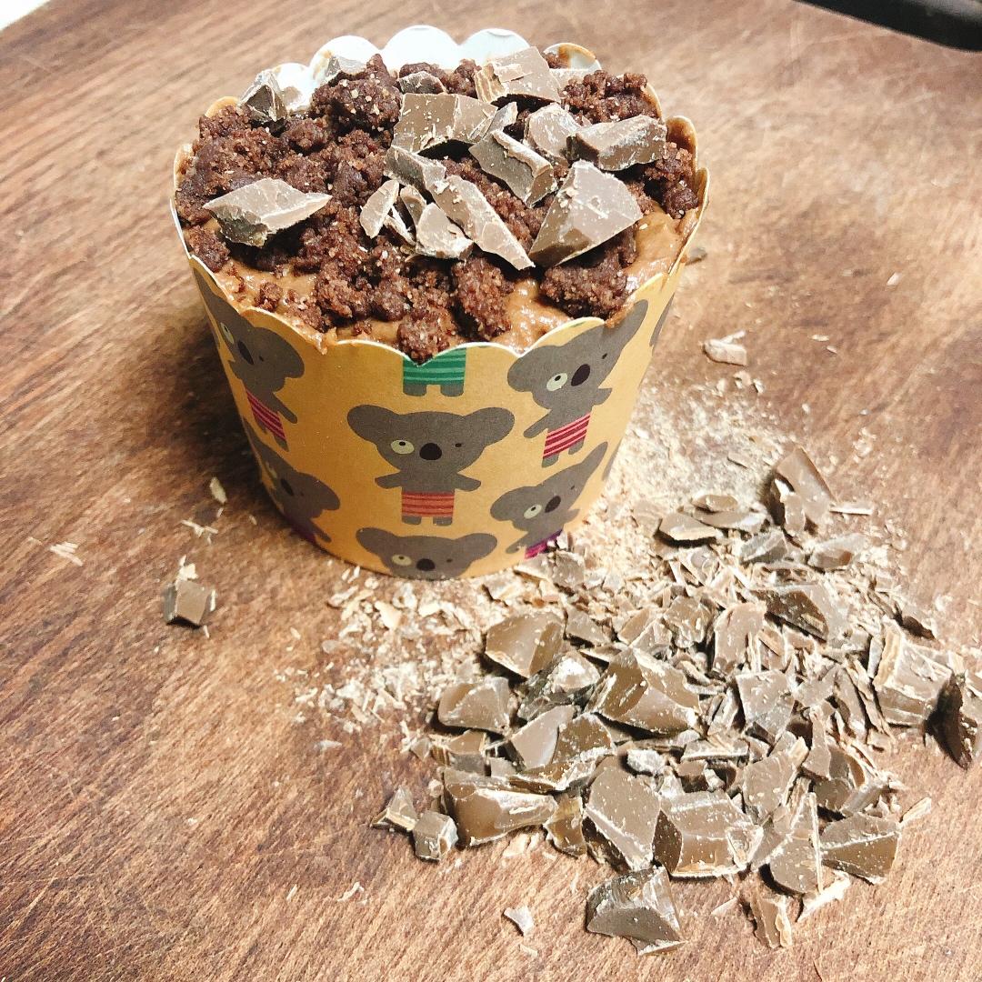 拥有蘑菇头的巧克力玛芬蛋糕麦芬蛋糕