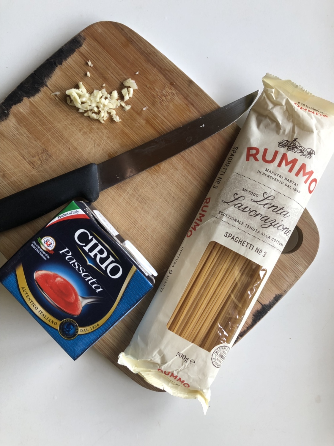 被意佬强行推荐的经典至简番茄金枪鱼意面(creamy tuna pasta)的做法 步骤3