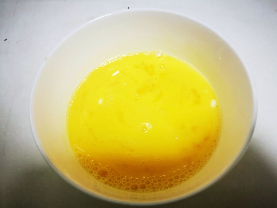 香椿芽炒鸡蛋的做法 步骤2