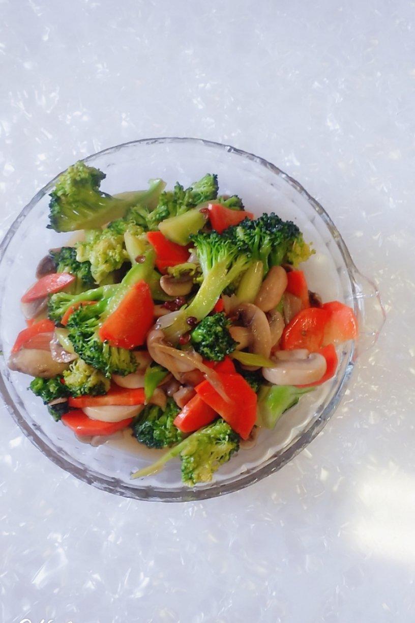 百姓人家——西兰花胡萝卜炒蘑菇