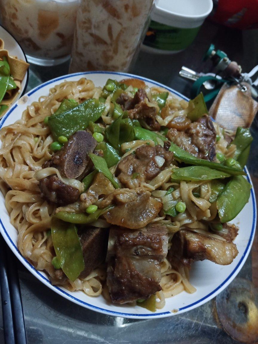 曼食慢语丨排骨豆角焖面