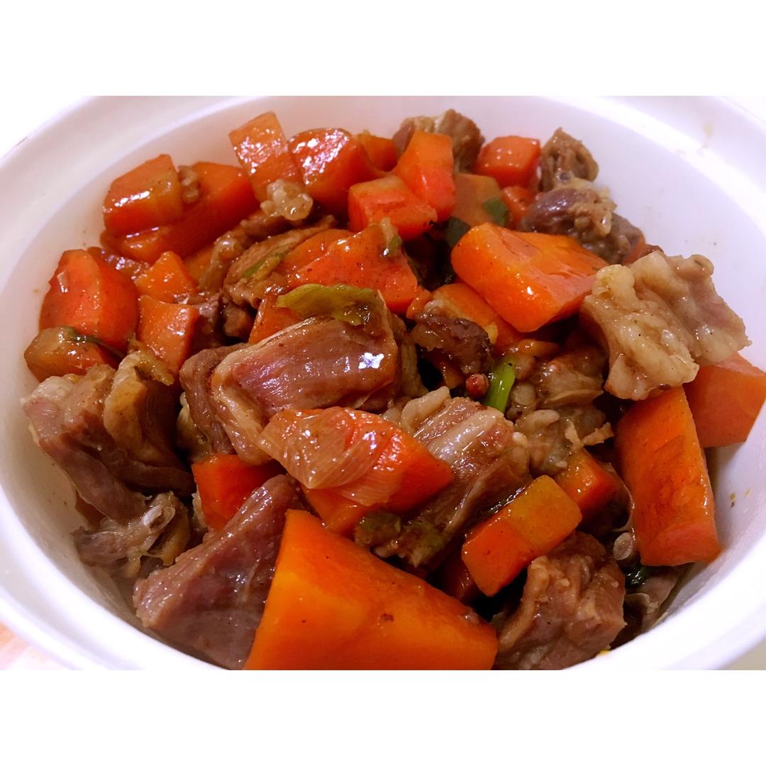 奥特曼大叔和小怪兽萝莉做的红焖羊肉炖胡萝卜