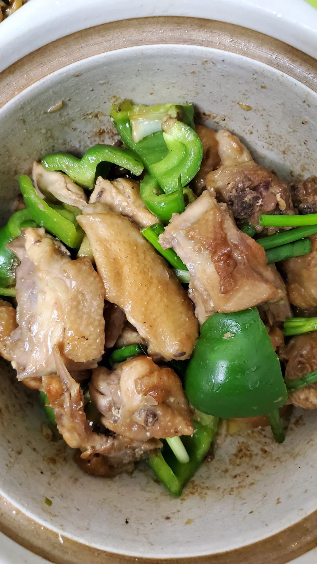 啫啫鸡煲，干香、滑嫩，热辣辣