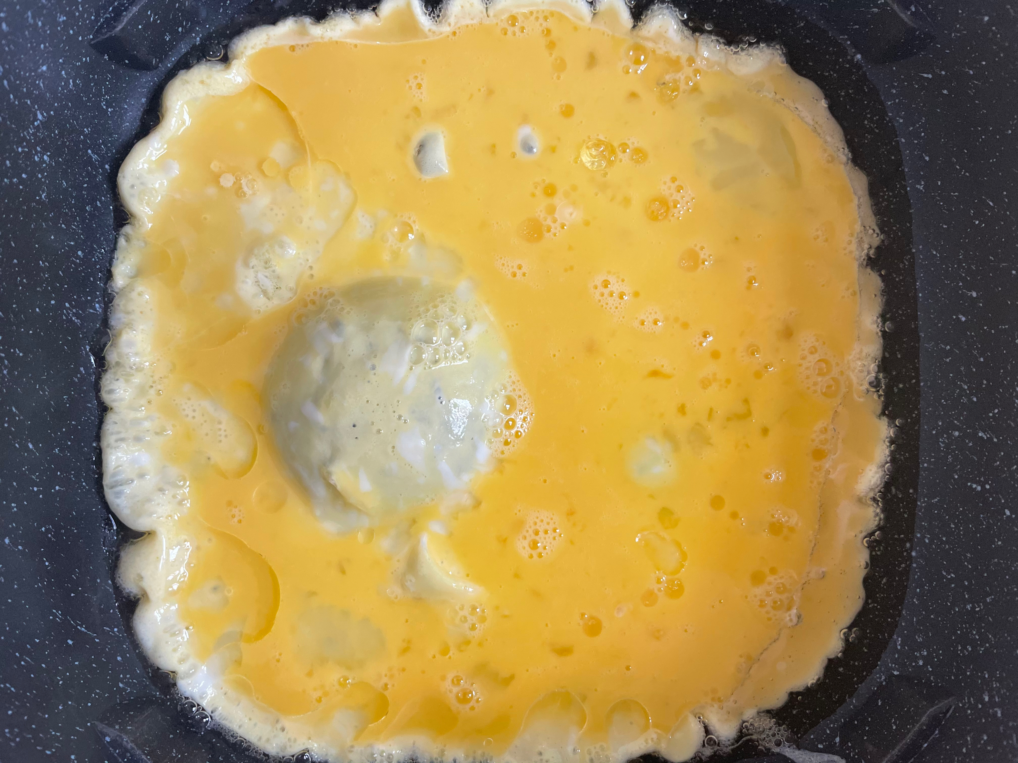 香滑的口蘑炒鸡蛋的做法 步骤2