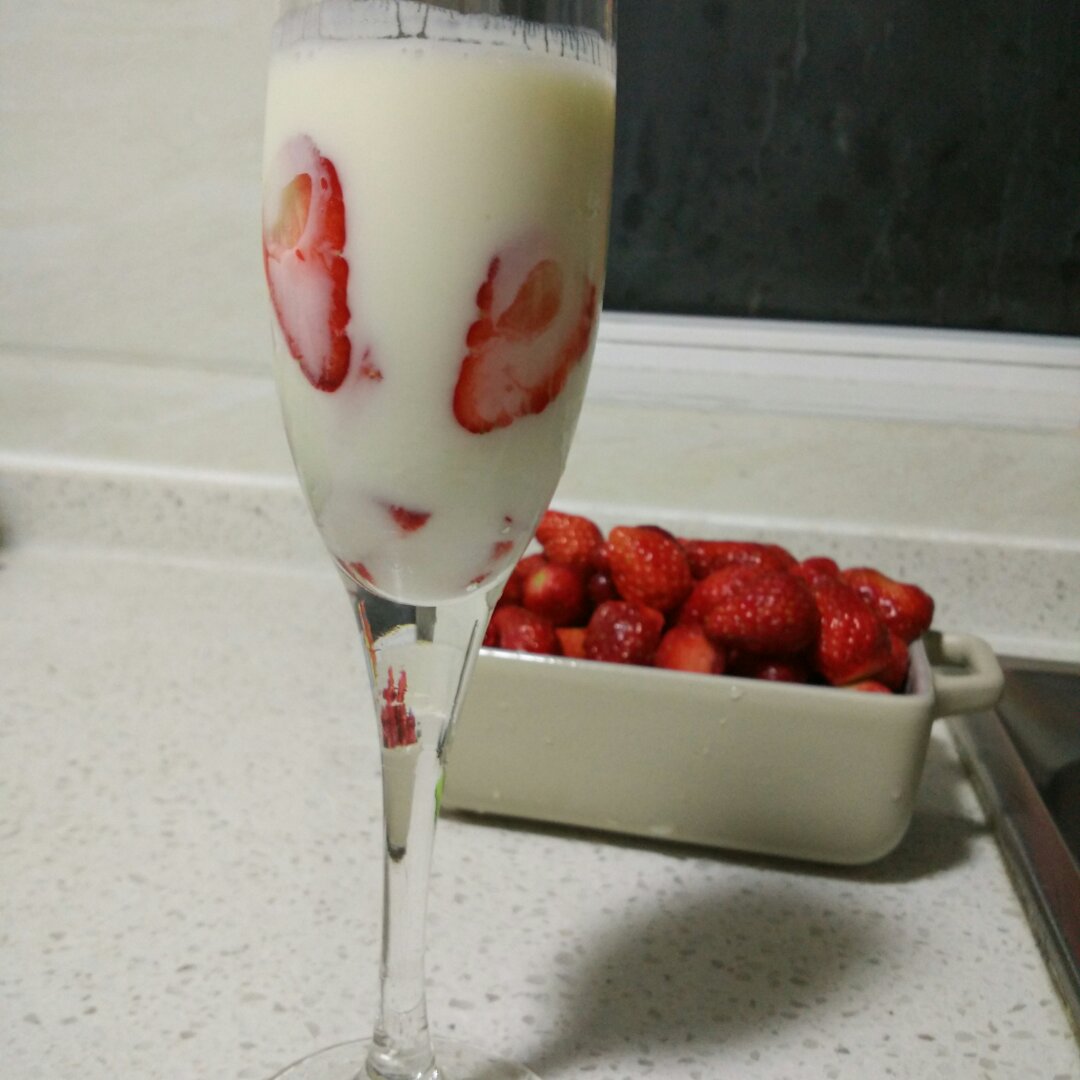 杯壁水果酸奶