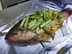 烤箱制作的香茅烤鲈鱼的做法 步骤4