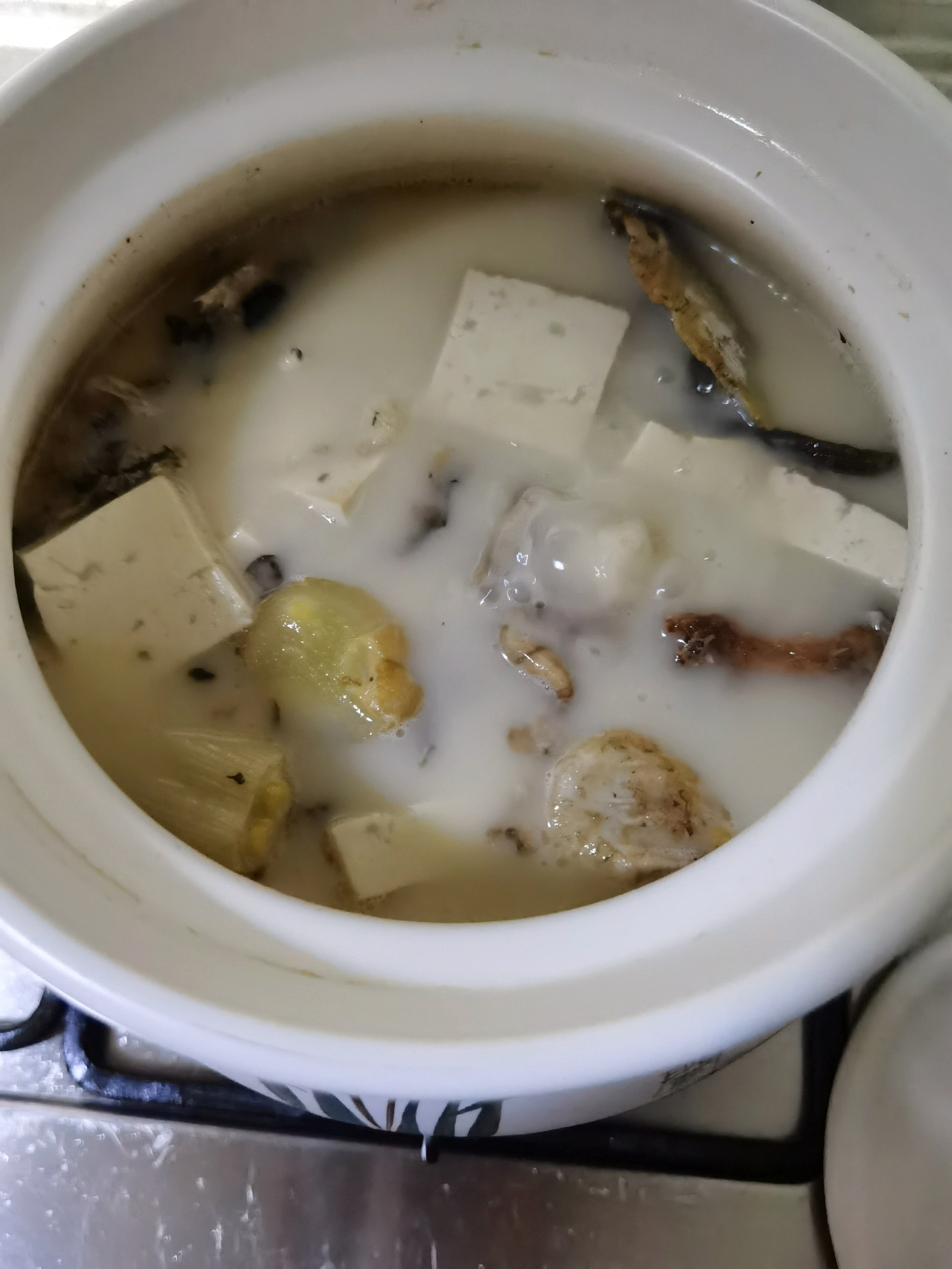 白白的鱼头豆腐汤