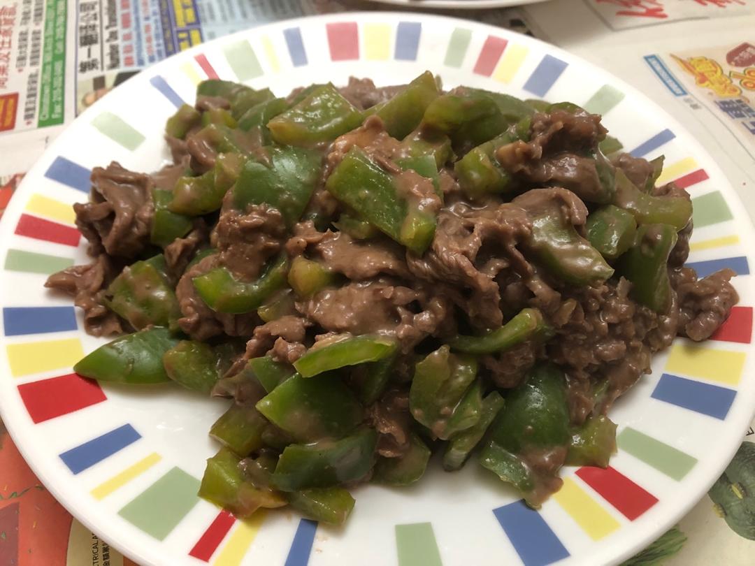 3分钟快手青椒炒牛肉，家庭版无盐无味精嫩香牛肉，我的常备菜单
