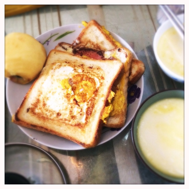 鸡蛋火腿藏在吐司里