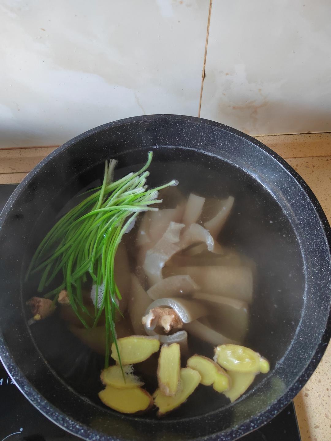 熬制肉皮冻---为小笼包做准备