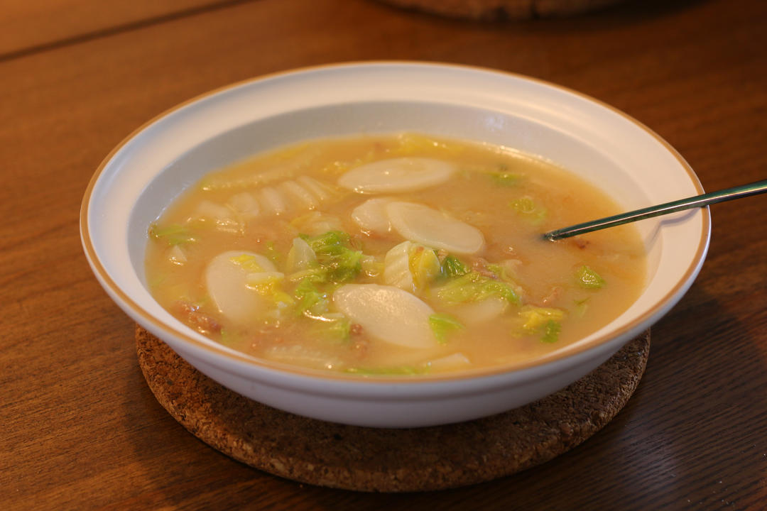 【白菜肉丝年糕汤】