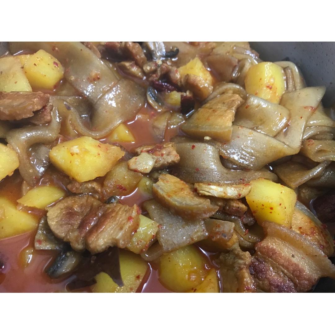 五花肉炖土豆