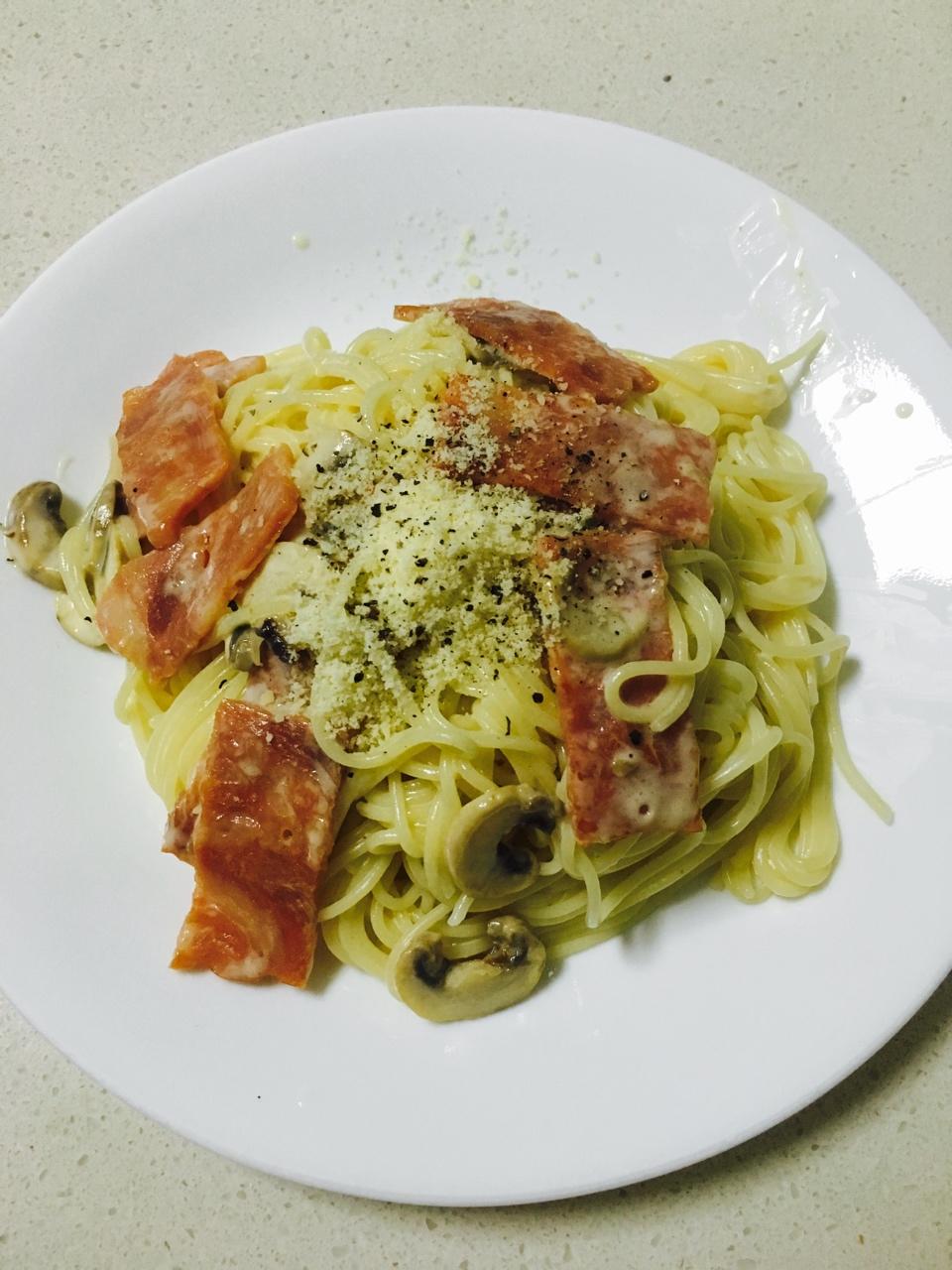 奶油培根蘑菇意面