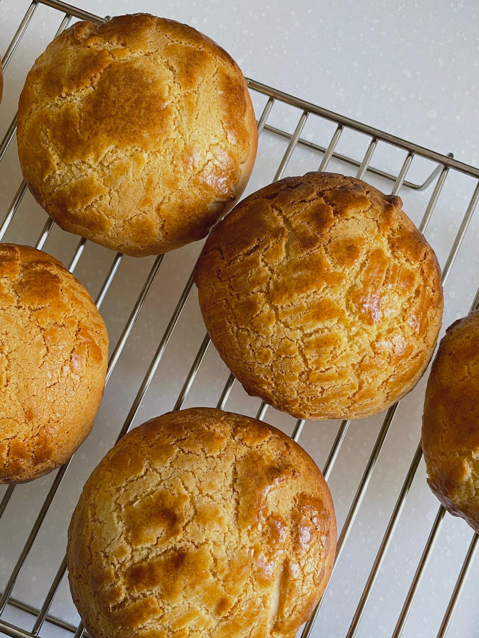 做100款面包の12：在家开茶餐厅!港式菠萝包 –不划格子自然裂开的香酥脆皮！菠萝油/酥皮包